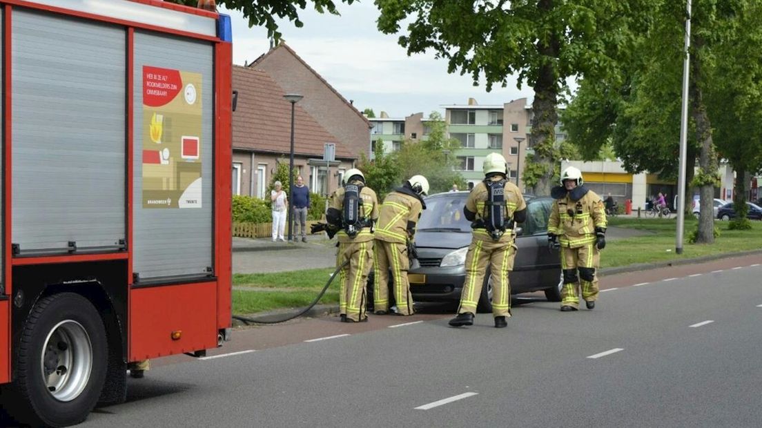 Brand onder motorkap auto Enschede