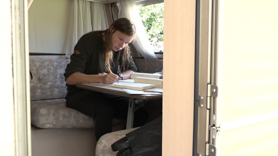 Niels Jacobs staat noodgedwongen op de camping om zijn studie in Leiden te kunnen volgen 