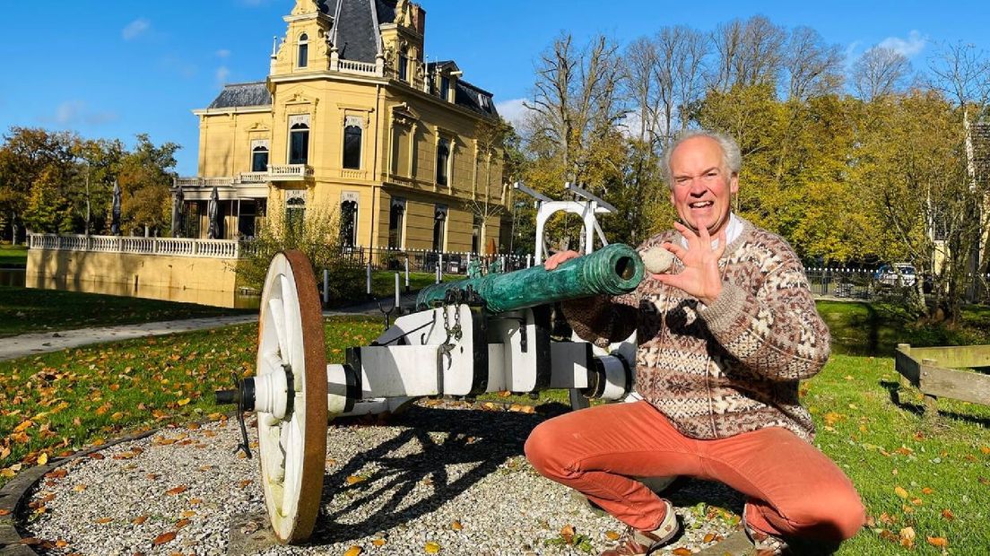 Directeur Geert Pruiksma van Museum Nienoord met de gevonden kanonskogel