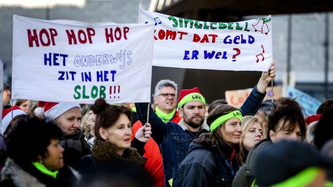 Leraren lopen door Rotterdam tijdens manifestatie op de dag van de Lerarenstaking
