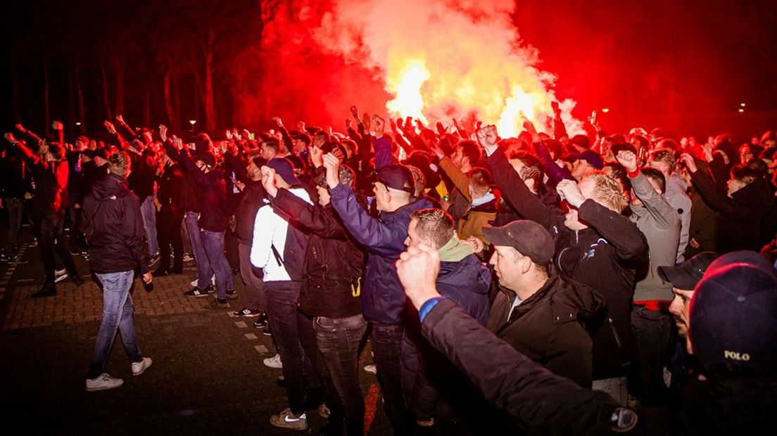 Supporters bij het stadion van De Graafschap.
