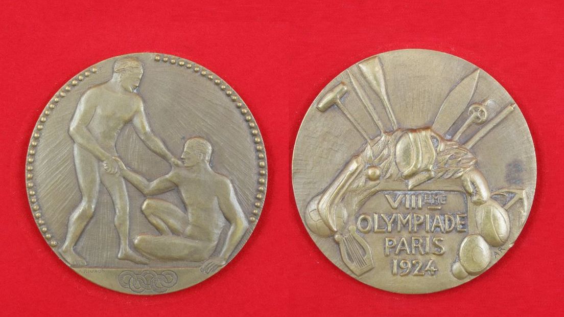Museum MORE in Gorssel zoekt de bronzen medaille die kunstenaar Johan van Hell won op de Olympische Spelen in Parijs in 1924. Hij kreeg de plak voor zijn schilderij Schaatsenrijders.
