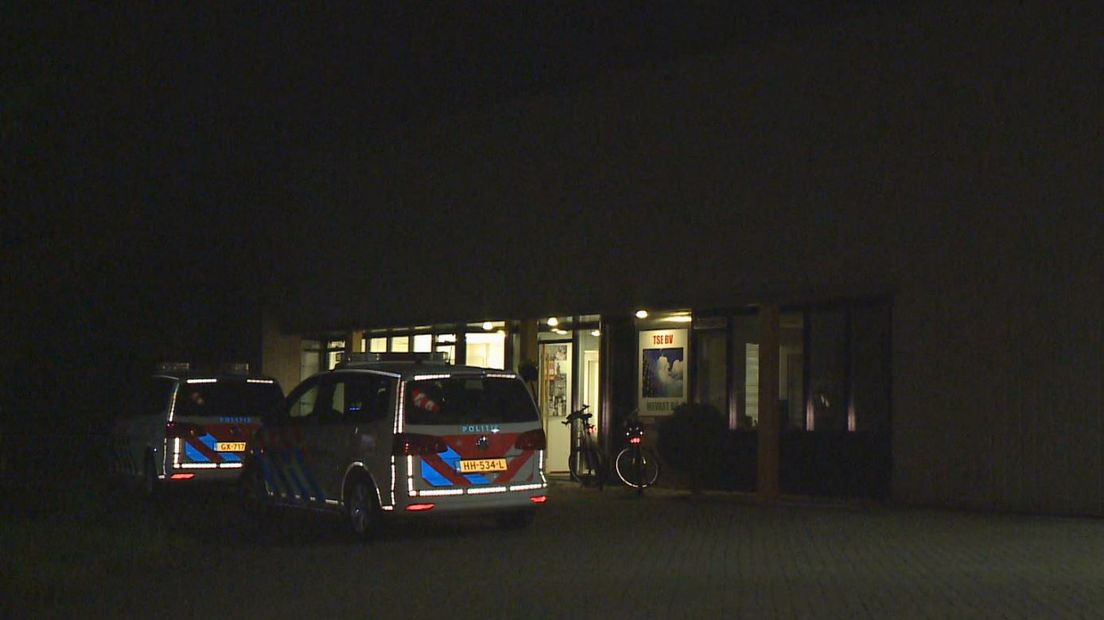 In een bedrijfshal aan de Hertzstraat in Ede heeft de politie in de nacht van maandag op dinsdag een grote hennepkwekerij ontdekt.