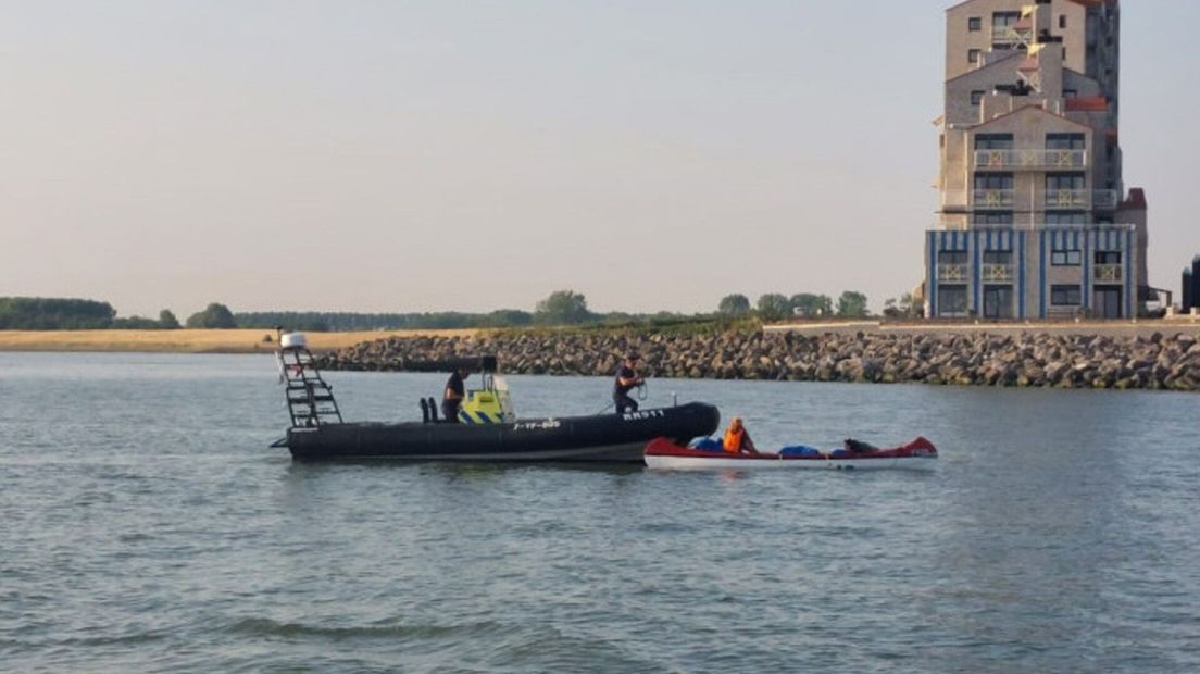 De KNRM blijft met de kanoër meevaren tot aan Hoofdplaat