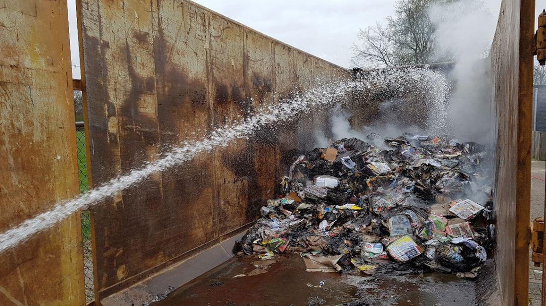 Brand in papiercontainer BZSV de Blauwwitters