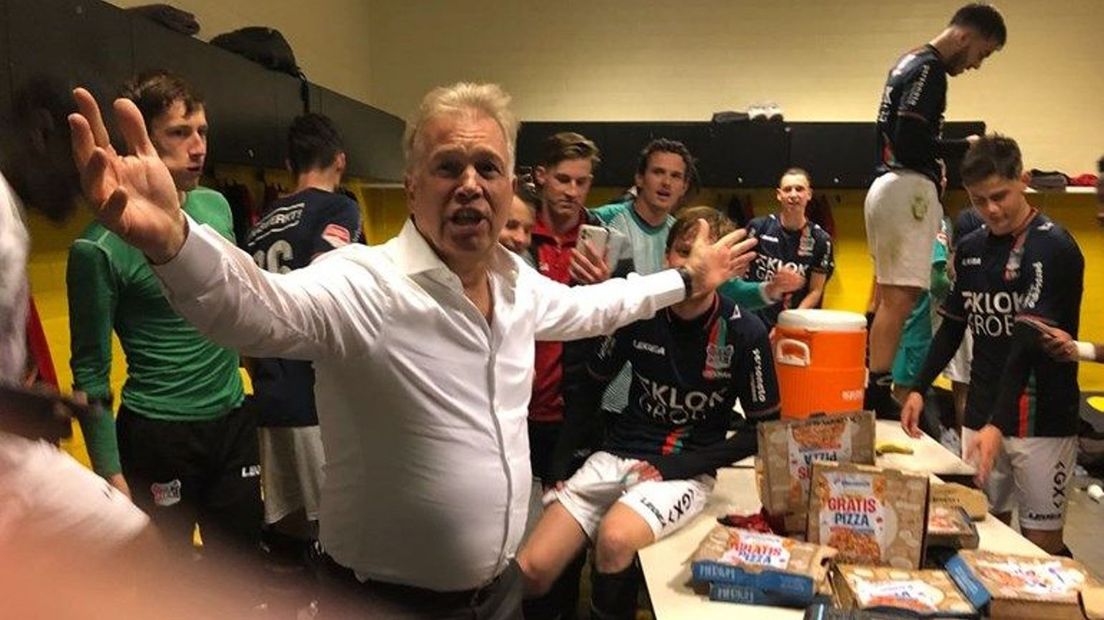 Marcel Boekhoorn viert feest in de kleedkamer van NEC na de promotie naar de Eredivisie.