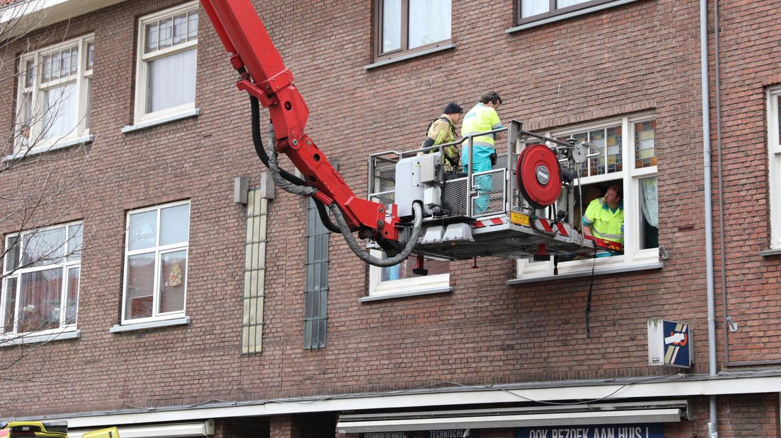 Het slachtoffer werd met een hoogwerker uit de woning gehaald