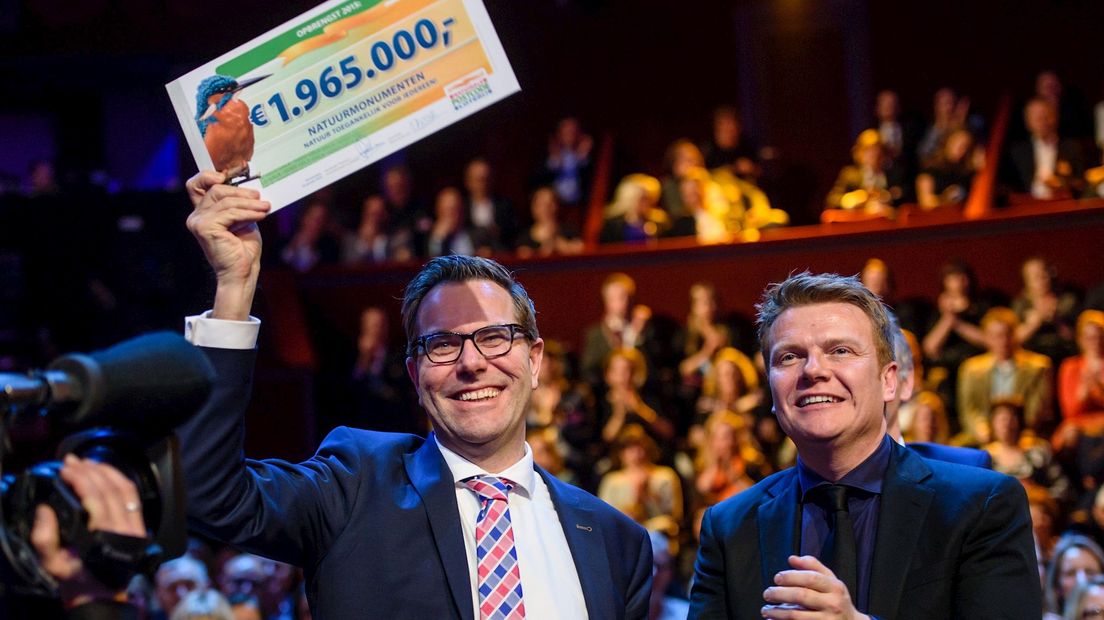 Natuurmonumenten ontvangt cheque voor beter toegankelijk maken van natuurgebieden