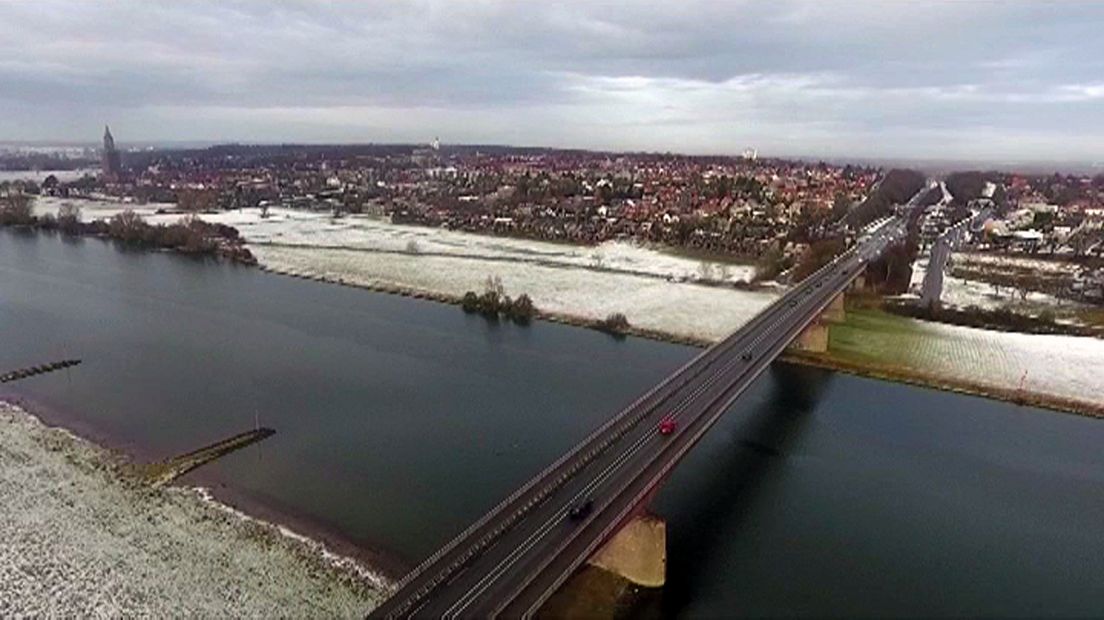 De Rijnbrug verkeert in slechte staat.