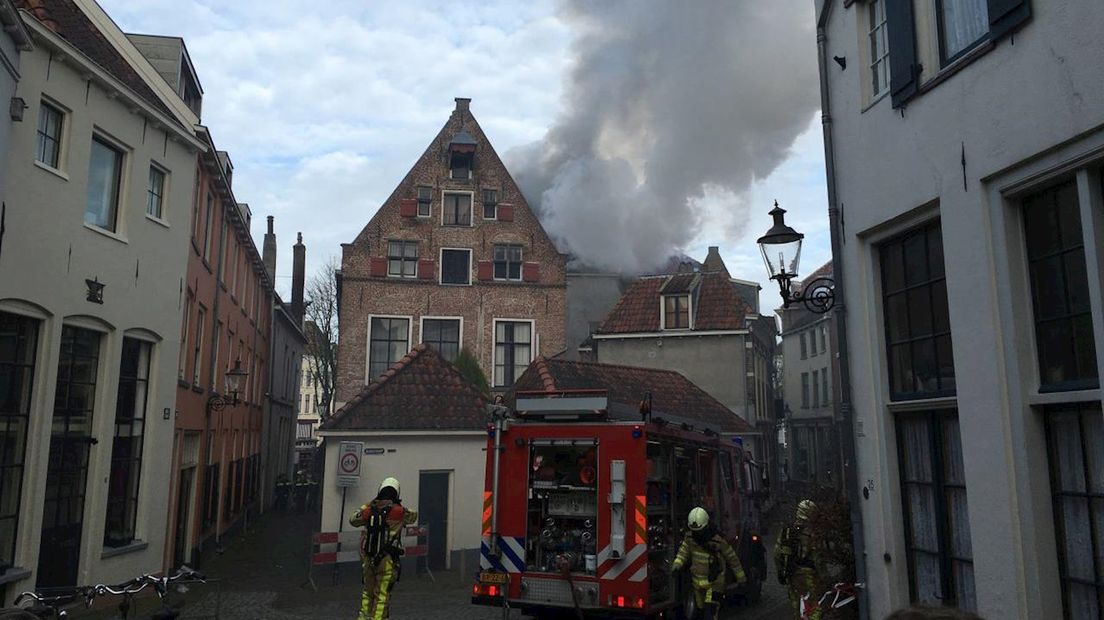 Veel rook gisteravond op de Brink in Deventer; inmiddels is de brand meester