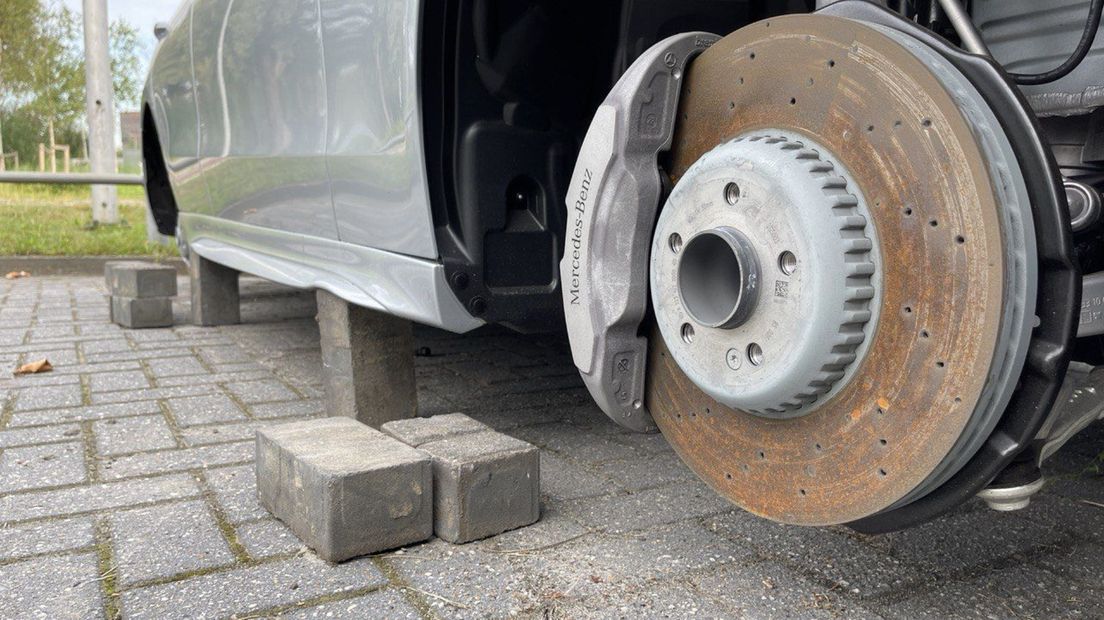 De schade aan de auto's is duidelijk zichtbaar