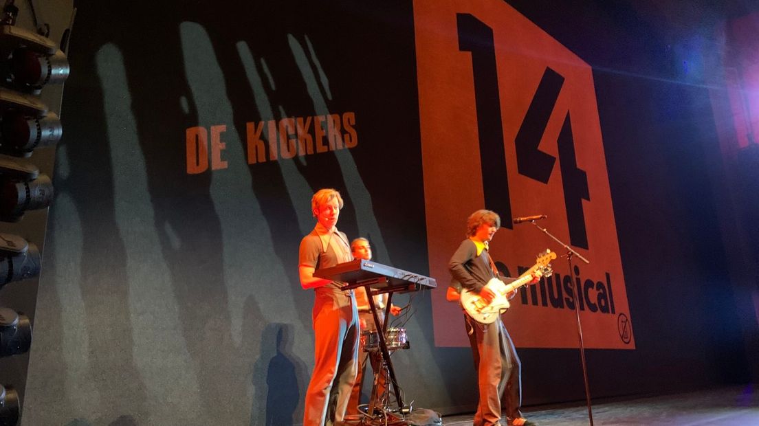 De Kickers met Wolter op de toetsen