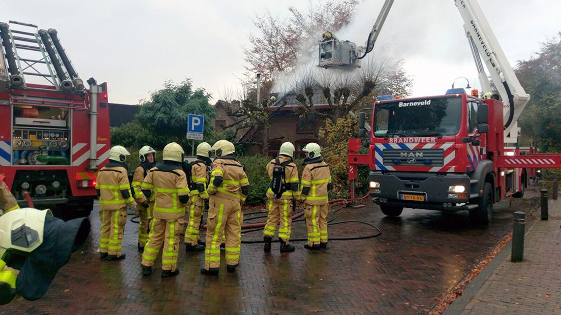 Een uitslaande brand in een kleine woonboerderij aan de Putterweg in Garderen heeft zaterdagmiddag forse schade aangericht. De bewoners kunnen niet meer terug naar huis. Zij moeten elders onderdak vinden.