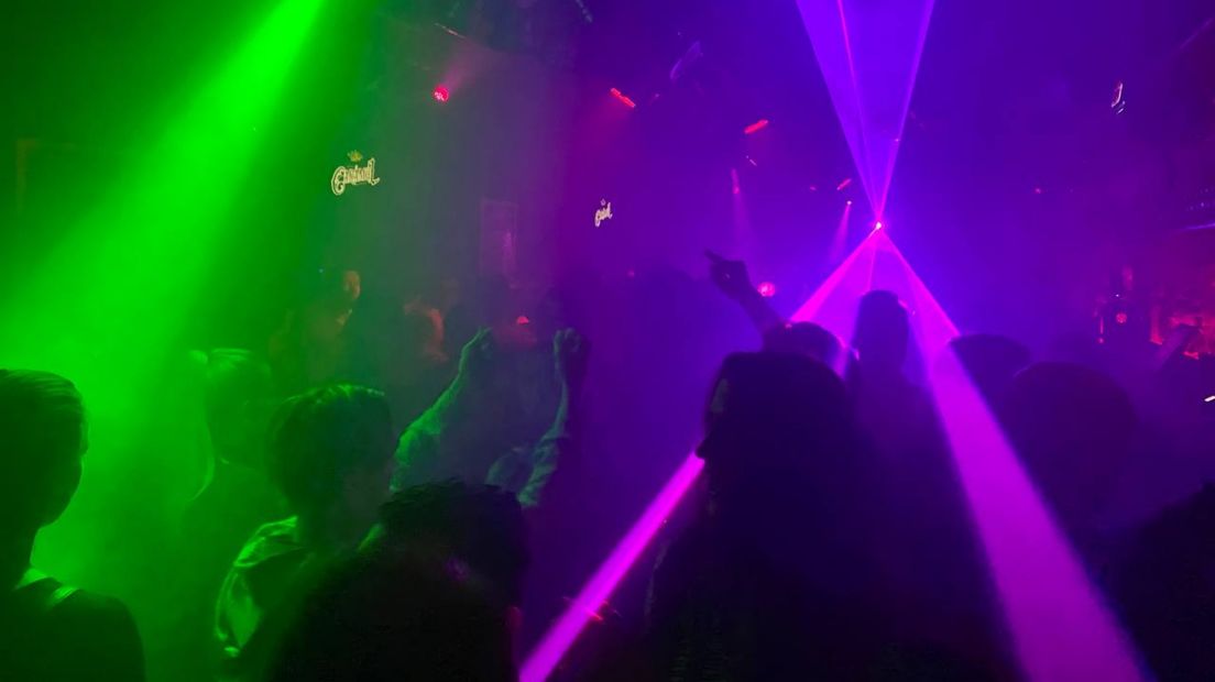 Mensen vieren feest in de nachthoreca
