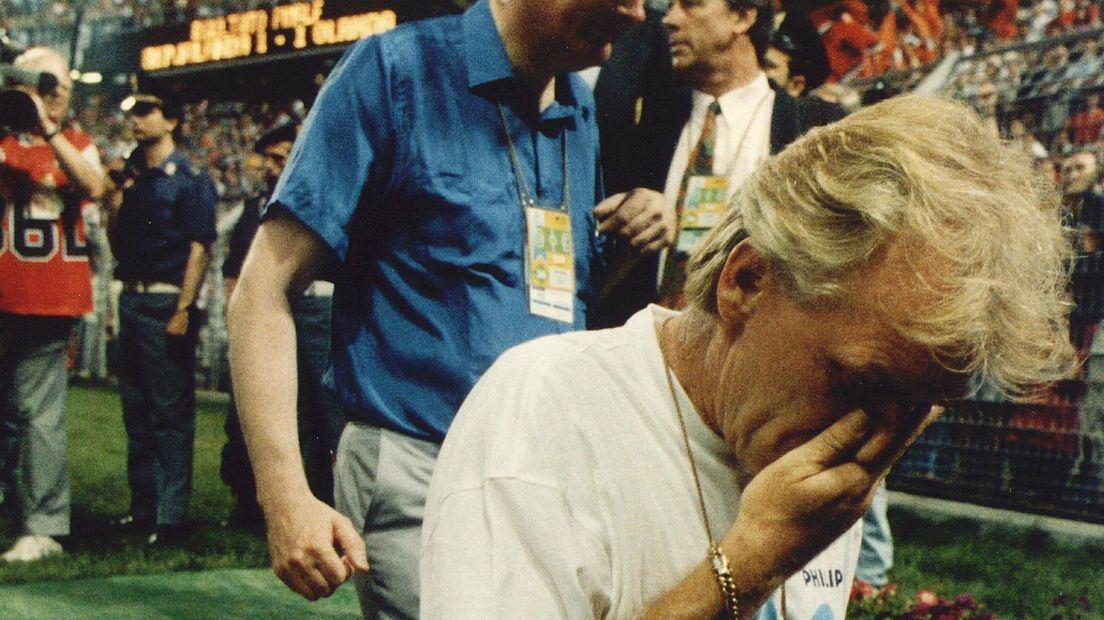 Leo Beenhakker verlaat verslagen het stadion in Palermo waar Nederland gelijkspeeld tegen Ierland