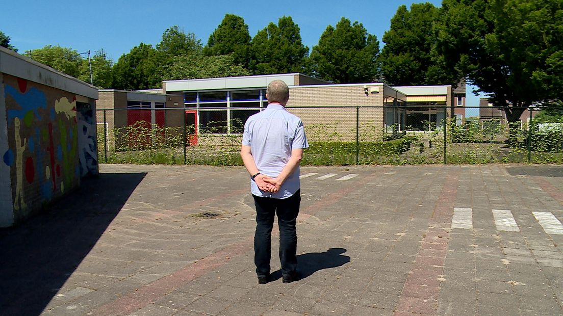 Jan Schuurman Hess bij de gesloten school in Kats