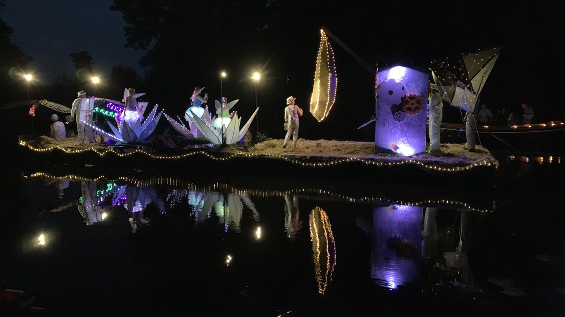 Gondelvaart in Dwarsgracht met "De Maanschi;lders' van bouwgroep Lunatic