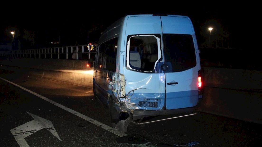 Taxibusje van achteren aangereden