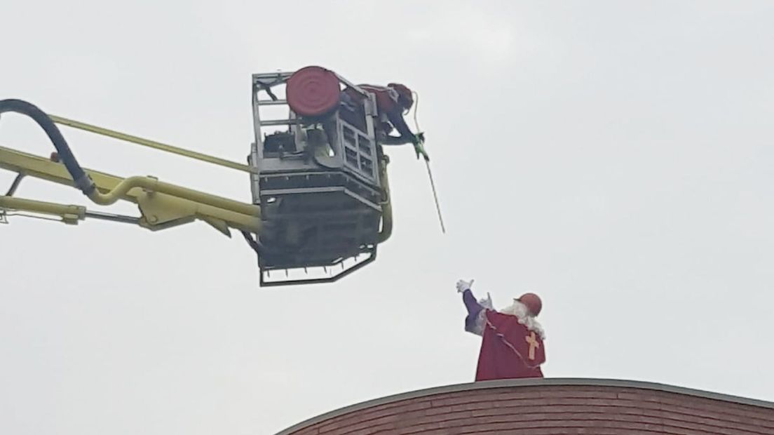 Sinterklaas werd met een hoogwerker van het dak gehaald in Vianen.