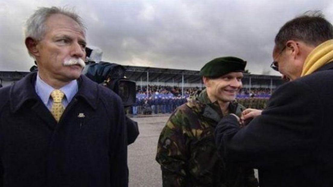 Oud-commandant Thom Karremans (l)