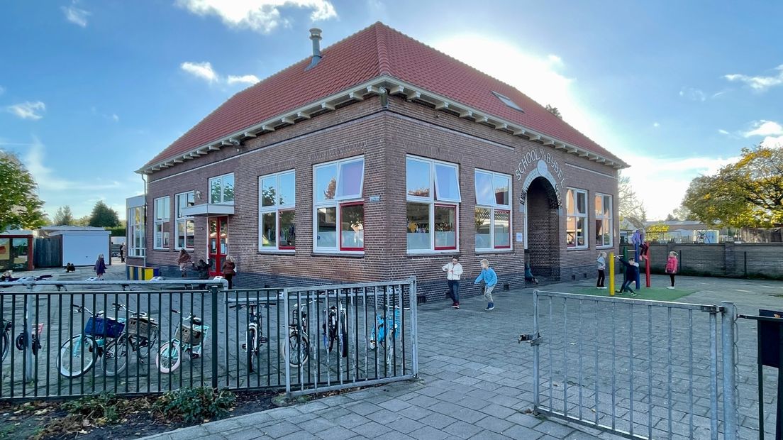 Het schoolgebouw van CBS De Parel in Muntendam