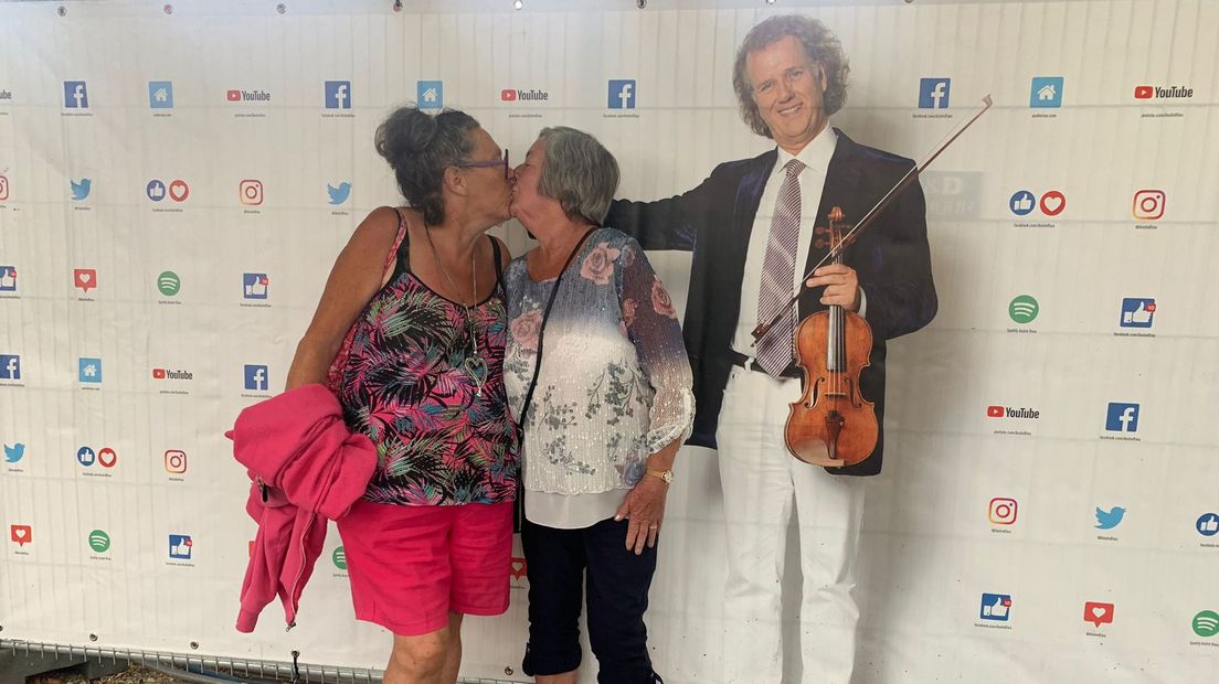 Kathy (70) and Julia (57): Marriage Around the World by Rieu