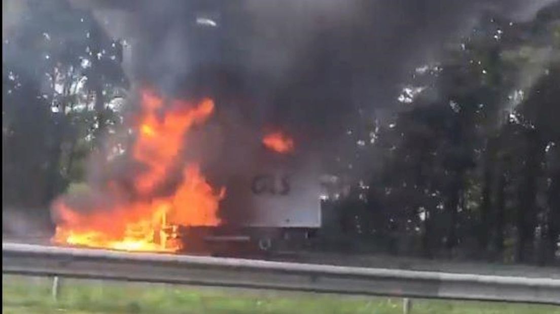 Vrachtwagen in brand langs A35