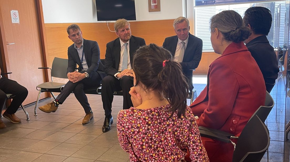 De Koning praat met vluchtelingen die net in Ter Apel zijn aangekomen
