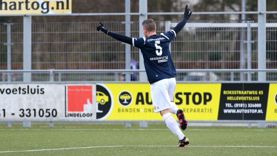Daan Esser juicht na zijn treffer voor Kloetinge