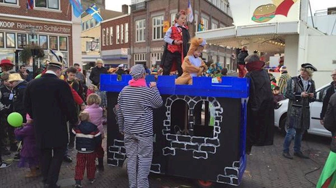Kindercarnaval in Oldenzaal, hoger dan dit wordt het niet in 2016