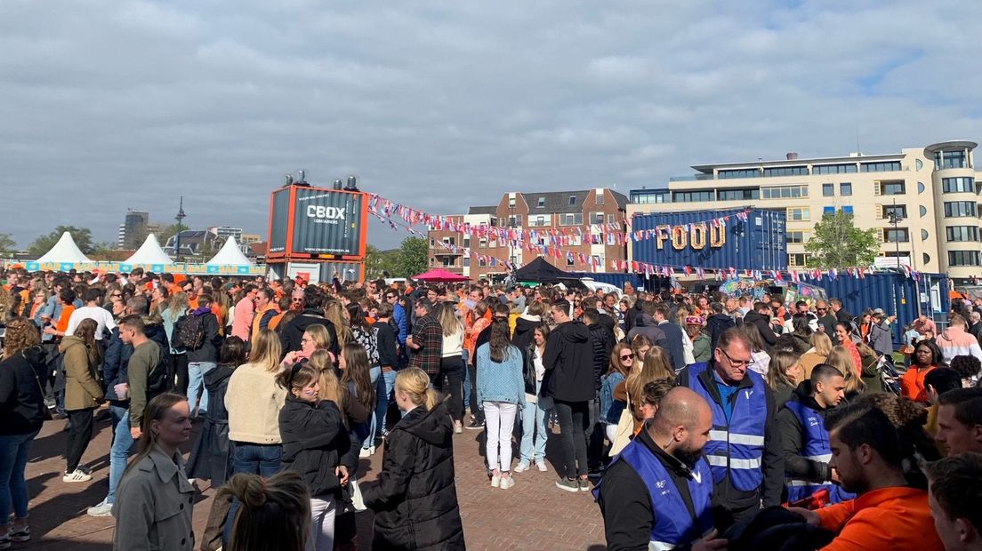 Op de Lammermarkt in Leiden is het gezellig druk