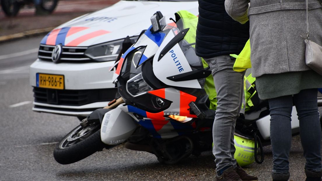 Een motoragent is zondag in Middelburg betrokken geraakt bij een botsing