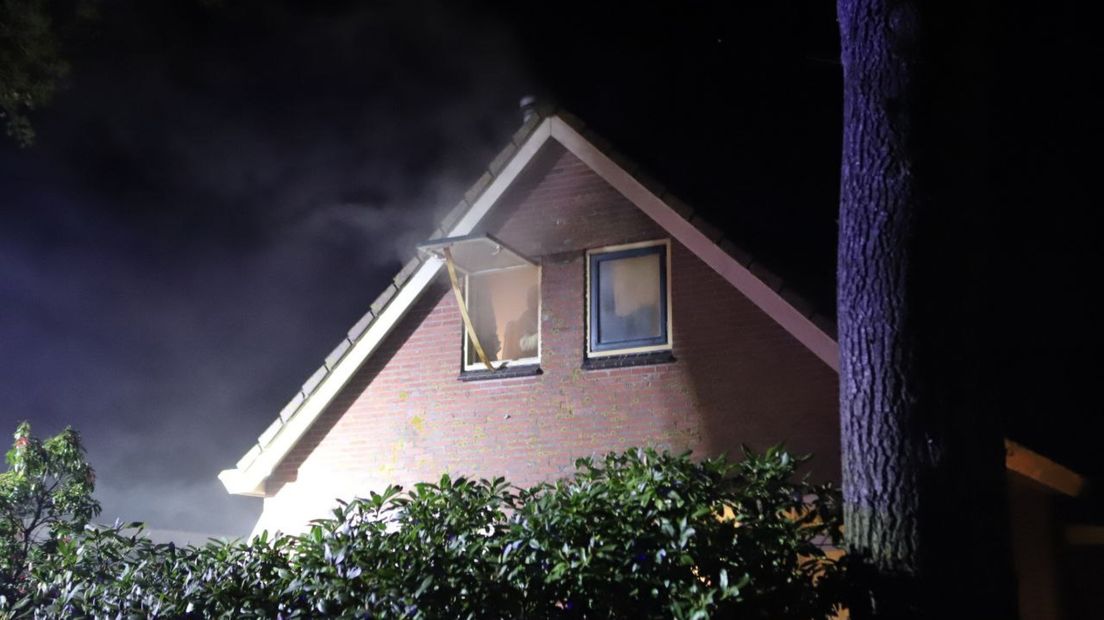 Er komt rook uit een woning in Vlagtwedde door een schoorsteenbrand