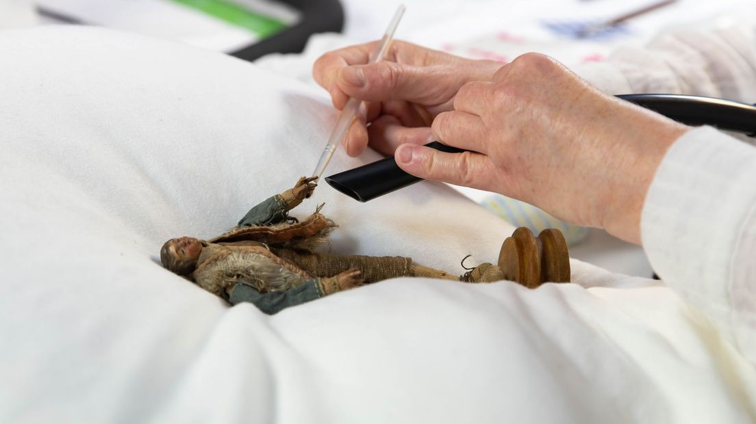 Restauratie van de figuren.