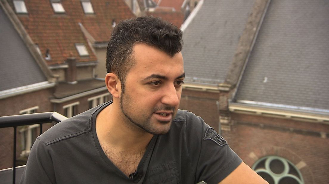 Schrijver en columnist Özcan Akyol uit Deventer