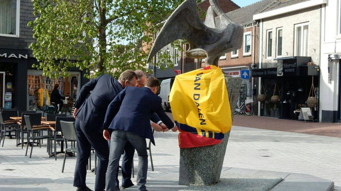 Eindelijk is 'ie klaar! Nou ja, bijna dan. Dinsdagavond is het nieuw ingerichte marktplein in Huissen in elk geval officieel in gebruik genomen. De herinrichting heeft de nodige tegenslagen gehad, tot frustratie van veel winkeliers.