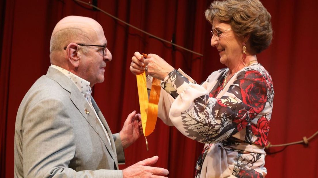 Wiggers krijgt de eremedaille voor Kunst en Wetenschap van de Huisorde van Oranje van prinses Margriet.