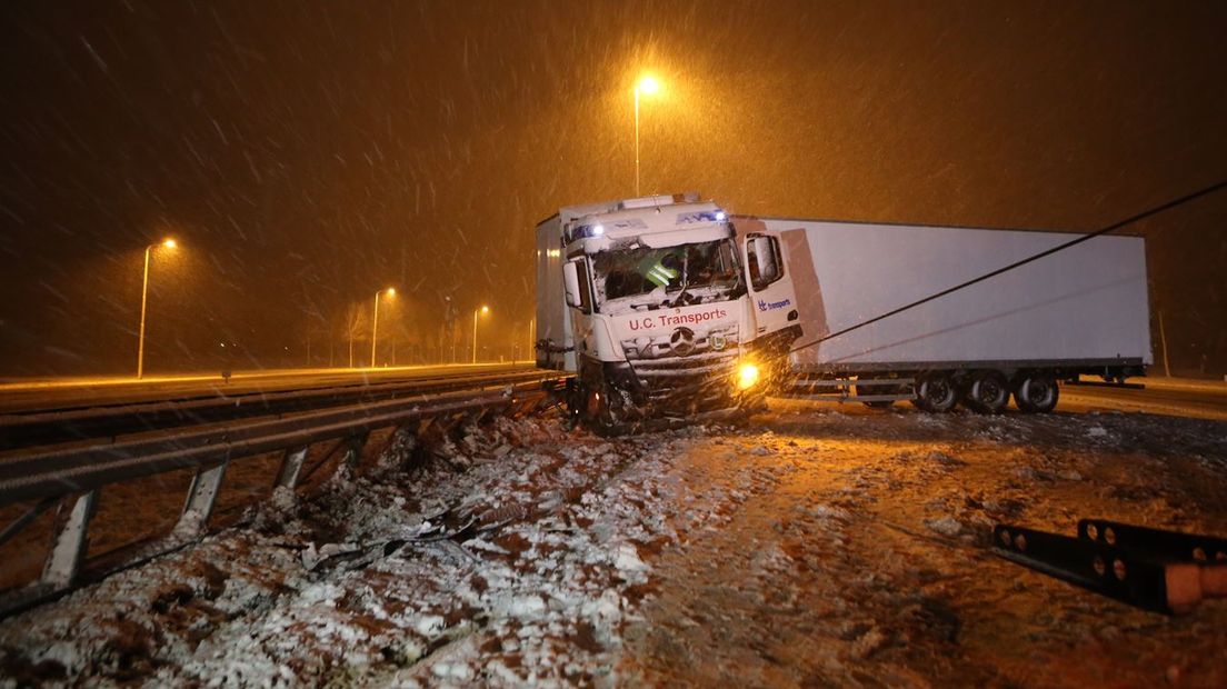 De sneeuwval van afgelopen nacht leidde tot verschillende problemen op wegen. Op de A15, A50,  A2 en A1 schaarden vrachtwagens. Het KNMI heeft code geel afgegeven voor onder meer Gelderland. Op sommige plekken is 10 centimeter sneeuw gevallen.
