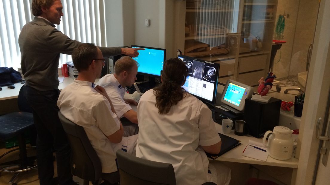 Cardioloog Robert Schuurman assisteert het medisch MRI-team