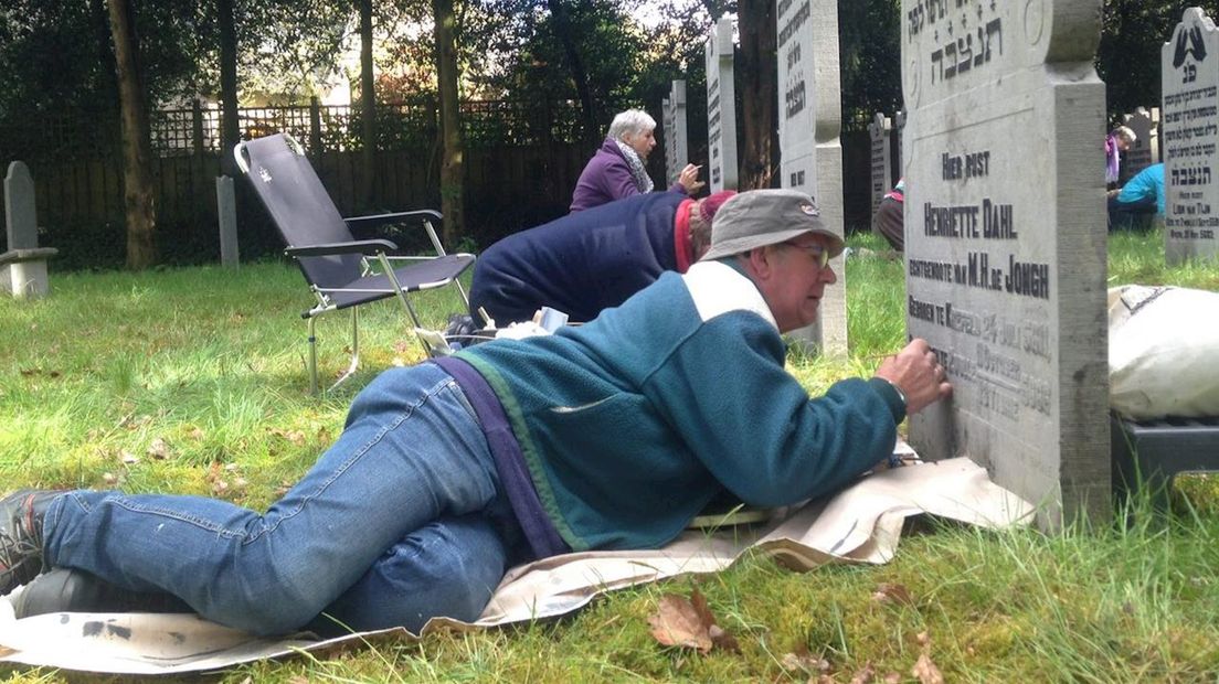 Ruim dertig vrijwilligers knappen Joodse graven op in Zwolle