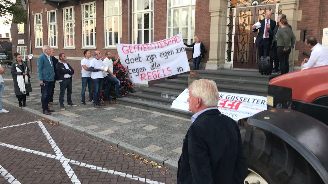 Burgemeester Karel Loohuis staat de demonstranten ter woord (RTV Drenthe/Hielke Meijer)