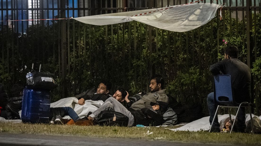 Asielzoekers slapen buiten wegens de grote drukte in Ter Apel