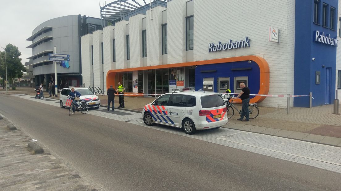 Een gewapende man heeft maandagmorgen ruiten ingegooid bij de Rabobank aan de Terborgseweg in Doetinchem. De politie heeft hem gearresteerd, maar moest wel een waarschuwingsschot lossen.