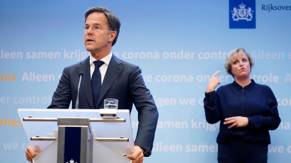 Premier Rutte tijdens de persconferentie over de extra maatregelen