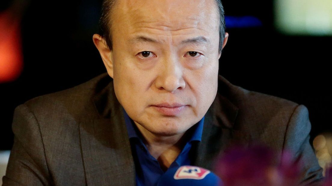 Wang Hui tijdens een persconferentie bij ADO Den Haag