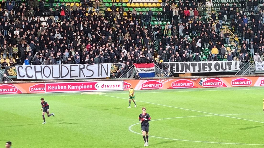 Spandoeken die vrijdag tijdens de wedstrijd waren te zien op Midden-Noord