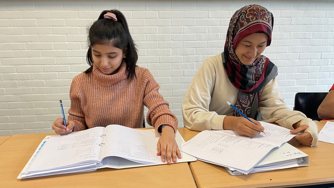 Twee meisjes buigen zich over de leerstof
