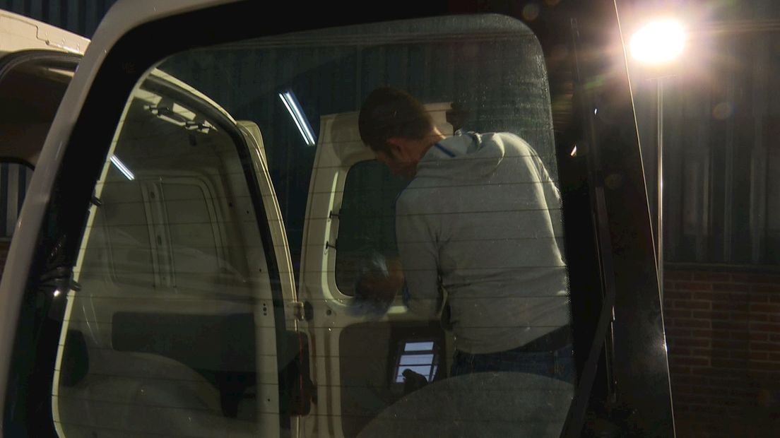 "geen auto's jatten, maar poetsen"