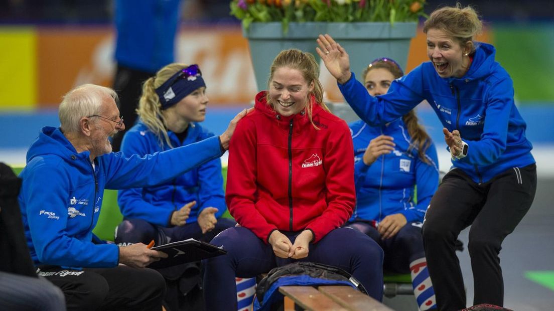 Esmé Stollenga (in het rood) is het stralende middelpunt na haar kwalificatie voor de WB-wedstrijden