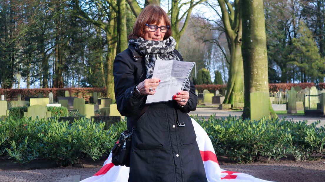 Alie Zwinderman bij de onthulling van het monument in Sleen (Rechten: Gemeente Coevorden/Iris Viola)